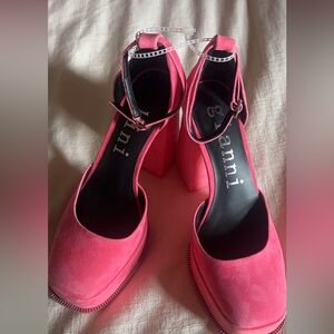 Cute pink Gianni Bini Platforms.